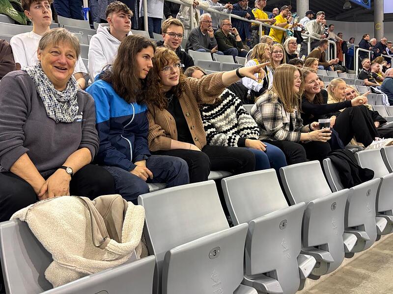 Petra Höpp, Fachschaftsleiterin Sport am Frankenwald-Gymnasium Kronach: „Nicht nur für die Mädchen und Jungs unserer Schule war das Zweitligaspiel eine tolle Erfahrung, auch ich war begeistert von diesem Event.“ Petra Höpp, Fachschaftsleiterin Sport am Frankenwald-Gymnasium Kronach: „Nicht nur für die Mädchen und Jungs unserer Schule war das Zweitligaspiel eine tolle Erfahrung, auch ich war begeistert von diesem Event.“