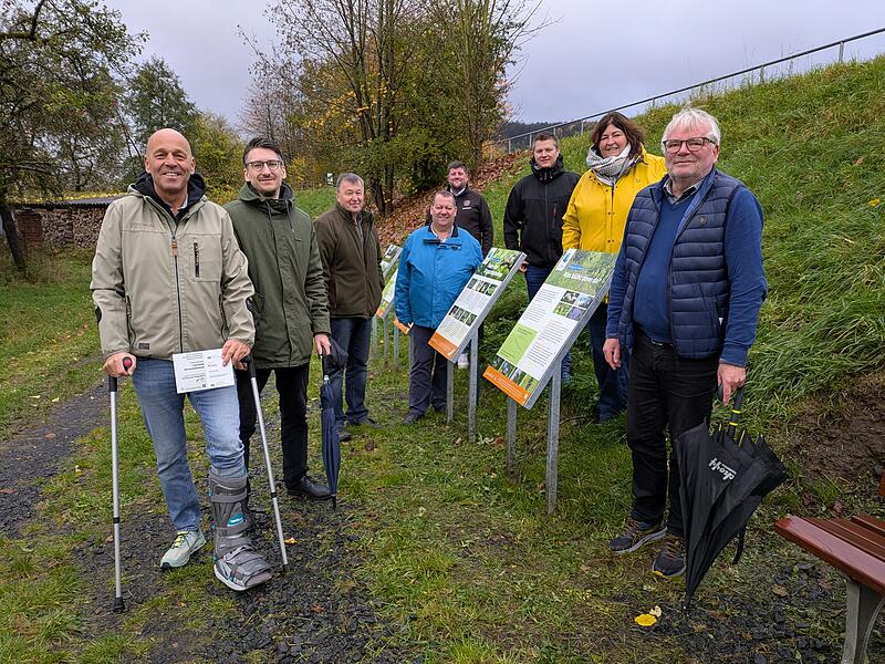 Die Bürgermeister der Brückenauer Rhönallianz auf Besichtigungstour. Gemeinsam begutachteten sie die Ergebnisse der diesjährigen Regionalbudget-Initiativen. Das Bild zeigt von links: Gerd Kleinhenz (Wildflecken), Jan Marberg (Bad Brückenau), Roland Römmelt (Riedenberg), Bernold Martin (Schondra), Alexander Schneider (Geroda), Matthias Hauke (Zeitlofs), Katja Habersack (Motten) und Allianzmanager Uwe Schmidt.