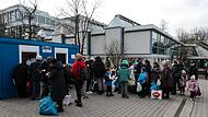 Vor der Registrierung an der Turnhalle der Berufsschule bildete sich im M&auml;rz eine Schlange von Menschen.