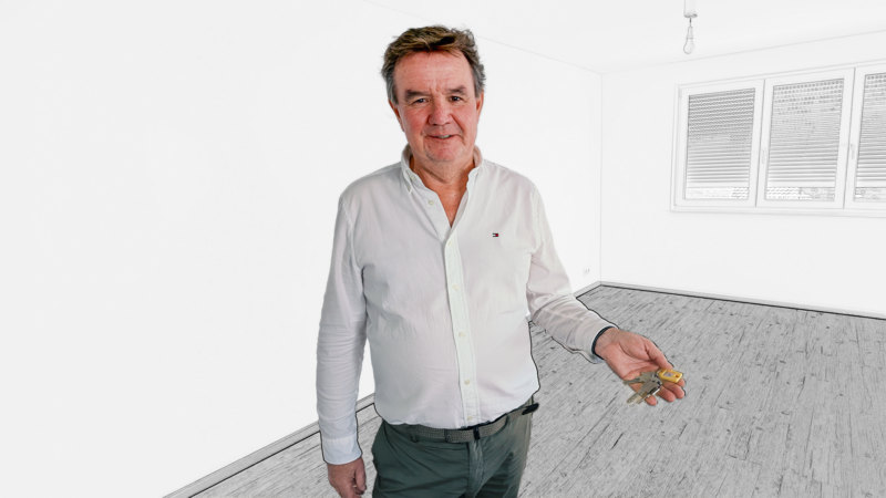 Makler Werner Schauer h&auml;lt die Wohnungsschl&uuml;ssel in der Hand&nbsp;&ndash; es gibt einen Interessenten f&uuml;r die Wohnung, aber die Vormieter haben ihre Mutter hier zur&uuml;ckgelassen.