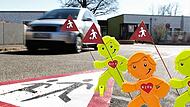Nicht nur die Warnfiguren (siehe Bildmontage) sondern auch  Zeichen auf der Straße sollen in Adelsdorf Fahrer zum Abbremsen verleiten, wie hier vor der Kita Kunterbunt.