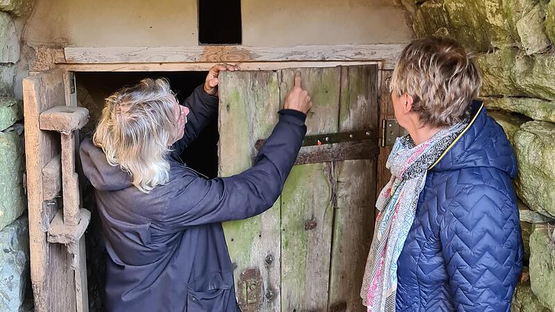 Andreas Niedling zeigt Heidi Krau&szlig;, wo man noch einen Zugang f&uuml;r Flederm&auml;use anbringen k&ouml;nnte.Forchheim & Fr&auml;nkische Schweiz