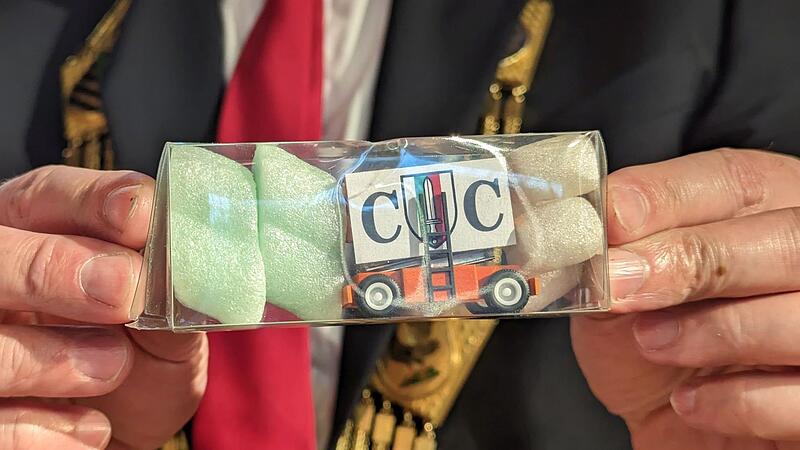 Eine Mini-Hebeb&uuml;hne mit CC-Emblem f&uuml;r den Schreibtisch des OB.