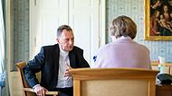 Erzbischof Herwig Gössl äußert sich ausführlich zu den anstehenden Aufgaben in der Erzdiözese, aber auch zu den zahlreichen Problemen, mit denen die katholische Kirche in Gegenwart und Zukunft konfrontiert ist.