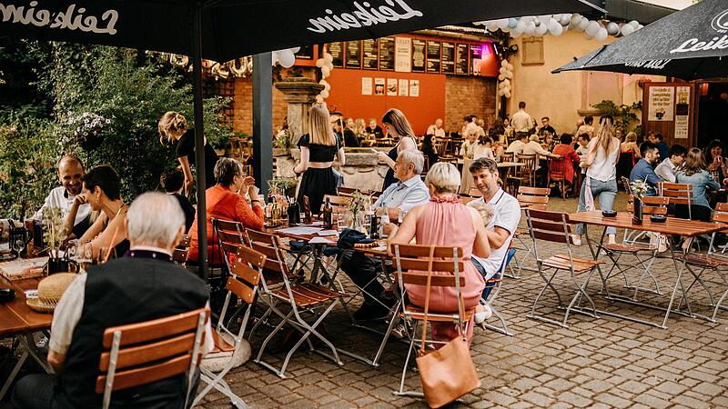 Die Kultkneipe „Nepomuk“ in Altenkunstadt lockt Besucher aus nah und fern an. Eigentümer Norbert Freitag möchte die Gaststätte aus Altersgründen veräußern. Die Kultkneipe „Nepomuk“ in Altenkunstadt lockt Besucher aus nah und fern an. Eigentümer Norbert Freitag möchte die Gaststätte aus Altersgründen veräußern.