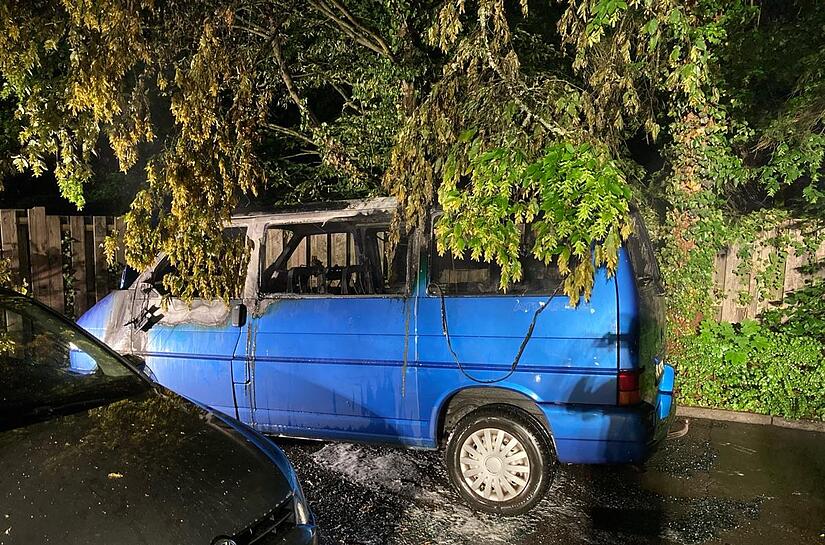 Brandanschlag in Coburg: Dieses Auto eines CC-Teilnehmers wurde vermutlich vorsätzlich in Brand gesetzt.