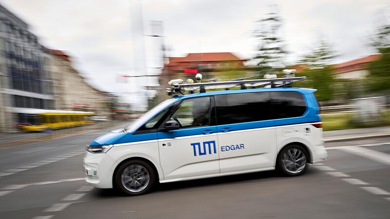 Erste Realfahrt eines autonomen Fahrzeugs unter neuen Bedingungen Erste Realfahrt eines autonomen Fahrzeugs unter neuen Bedingungen