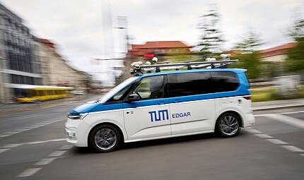 Erste Realfahrt eines autonomen Fahrzeugs unter neuen Bedingungen Erste Realfahrt eines autonomen Fahrzeugs unter neuen Bedingungen