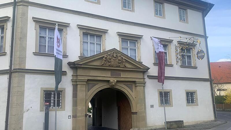 Der Eingang zum Deutschordensschloss mit dem Henneberg-Museum heute. Das Museum erstreckt sich &uuml;ber fast das gesamte Geb&auml;ude.