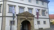 Der Eingang zum Deutschordensschloss mit dem Henneberg-Museum heute. Das Museum erstreckt sich über fast das gesamte Gebäude. Der Eingang zum Deutschordensschloss mit dem Henneberg-Museum heute. Das Museum erstreckt sich über fast das gesamte Gebäude.