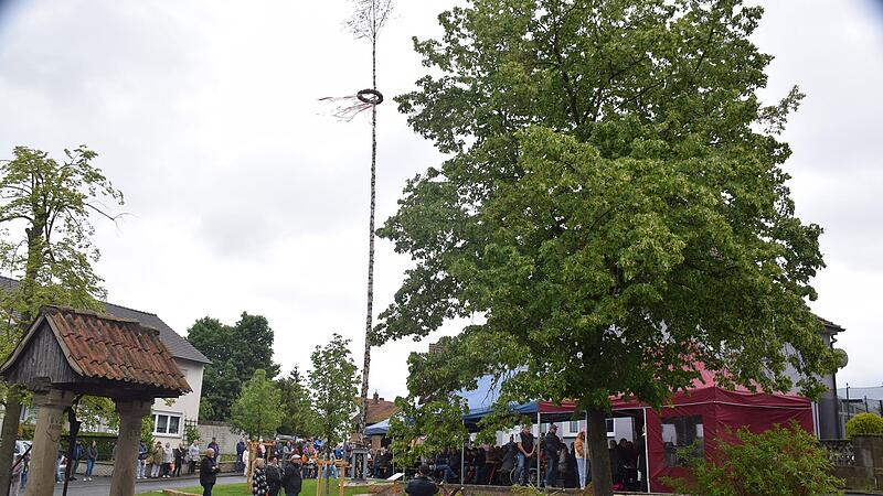 Auch der Maibaum hat jetzt einen festen und ordentlichen Platz bekommen.