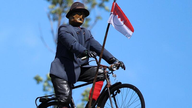 Radfahrer Claudius mit Frankenfahne