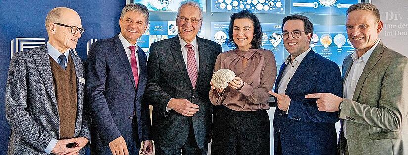 V.l.: Der ärztliche Direktor des Uniklinikums Erlangen Heinrich Iro, FAU-Präsident Joachim Hornegger, Bayerns Innenminister Joachim Herrmann, Bundesforschungsministerin Dorothee Bär, Bundestagsabgeordneter Konrad Körner und Erlangens 2. Bürgermeis... V.l.: Der ärztliche Direktor des Uniklinikums Erlangen Heinrich Iro, FAU-Präsident Joachim Hornegger, Bayerns Innenminister Joachim Herrmann, Bundesforschungsministerin Dorothee Bär, Bundestagsabgeordneter Konrad Körner und Erlangens 2. Bürgermeis...