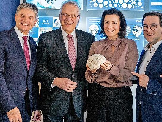 V.l.: Der ärztliche Direktor des Uniklinikums Erlangen Heinrich Iro, FAU-Präsident Joachim Hornegger, Bayerns Innenminister Joachim Herrmann, Bundesforschungsministerin Dorothee Bär, Bundestagsabgeordneter Konrad Körner und Erlangens 2. Bürgermeis... V.l.: Der ärztliche Direktor des Uniklinikums Erlangen Heinrich Iro, FAU-Präsident Joachim Hornegger, Bayerns Innenminister Joachim Herrmann, Bundesforschungsministerin Dorothee Bär, Bundestagsabgeordneter Konrad Körner und Erlangens 2. Bürgermeis...