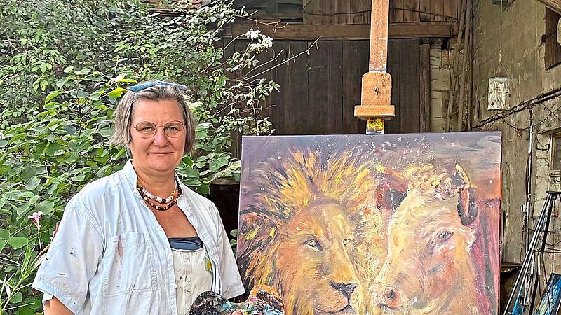 Die Künstlerin Ulrike Polifke präsentiert das Bild „Geschöpfe des sechsten Tages" aus der Werkfamilie „Genesis – alles wird gut“.Filina Rieker Die Künstlerin Ulrike Polifke präsentiert das Bild „Geschöpfe des sechsten Tages" aus der Werkfamilie „Genesis – alles wird gut“.Filina Rieker