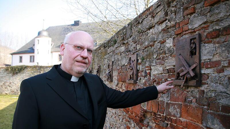 Pfarrer Burkhard Rosenzweig ist am Montag gestorben. Das Bild zeigt ihn am Kreuzweg des Bildungshauses Himmelspforten.