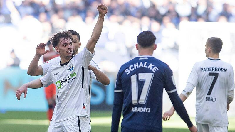 Aaron Zehnter (links) jubelt &uuml;ber sein erstes Tor f&uuml;r den SC Paderborn. Der 19-J&auml;hrige aus Sonderhofen im Landkreis W&uuml;rzburg traf zum 1:2 in der Arena Auf Schalke. Die Zweitliga-Partie zwischen Schalke 04 und dem SC Paderborn endete 3:3.