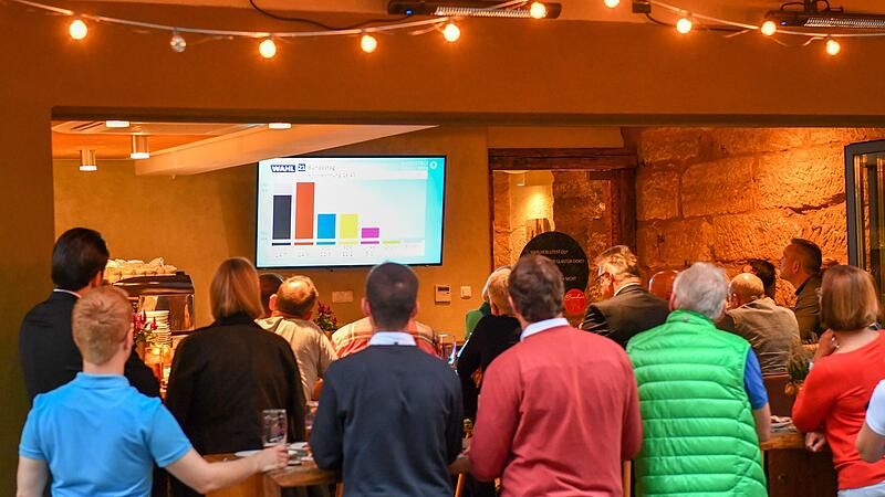 Gebannt verfolgten  Menschen vielerorts am Sonntagabend die Entwicklung der Wahlergebnisse.