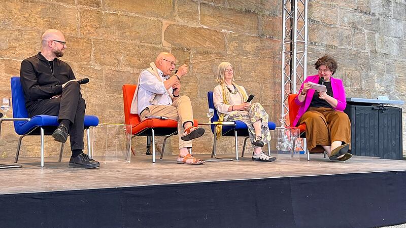 Nora Gomringer im Gespr&auml;ch mit den neuen Stipendiaten der Villa Concordia