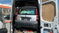 Polizei entdeckt Fiat Panda in Transporter.