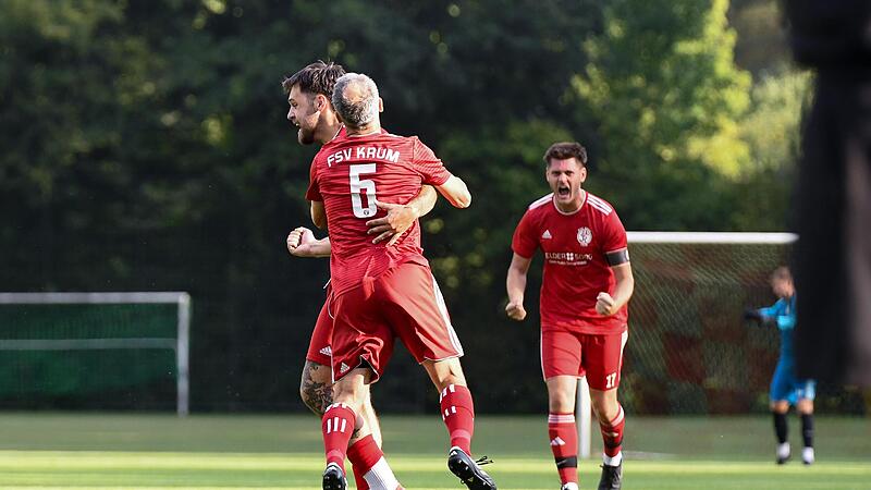Michael Reugels und Felix Hluchnik jubeln nach dem 1:0-Führungstreffer.