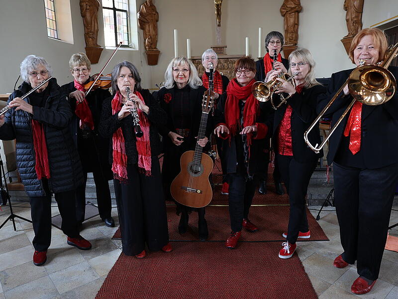 Das Damensalonorchester Cappuccino geht in den Ruhestand und verabschiedete sich in der Kirche in Neuenmarkt mit Frühlingsgefühlen. Das Damensalonorchester Cappuccino geht in den Ruhestand und verabschiedete sich in der Kirche in Neuenmarkt mit Frühlingsgefühlen.