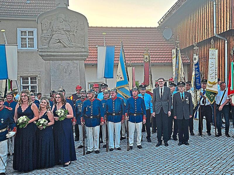 Die Kirchenparade f&uuml;hrte die zum Kriegerdenkmal, wo der Zapfenstreich stattfand.Heidi Hansen