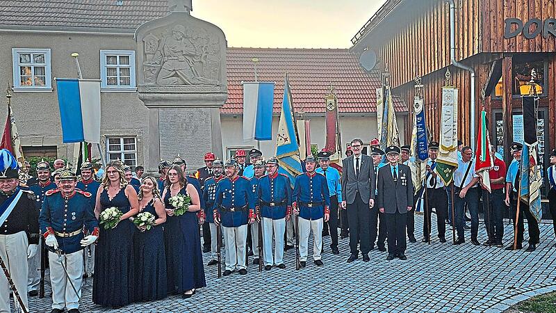 Die Kirchenparade f&uuml;hrte die zum Kriegerdenkmal, wo der Zapfenstreich stattfand.Heidi Hansen