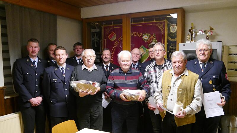 Die Freiwillige Feuerwehr Schondra hat zahlreiche langjährige Mitglieder, zum Teil seit bis zu 60 Jahren, geehrt.