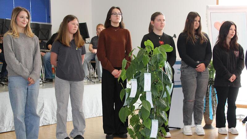 Die guten Wünsche der Schülerinnen und Schüler für ihre Rektorin hängen an der Zimmerpflanze. So kann sie sie immer sehen.
