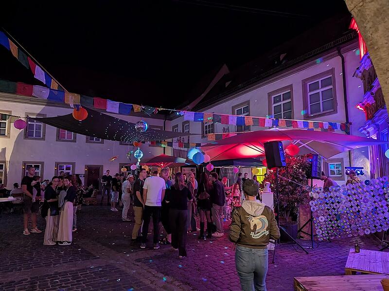 Stadtfest Musik und Märkte in Münnerstadt 2025Stadtfest Musik und Märkte 2025 in Münnerstadt Im Schlosshof sorgten Lichter, Lagerfeuer und Musik für ein besonderes Ambiente.