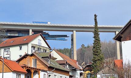 Stau vor Talbr&uuml;cke R&ouml;mershag auf Rh&ouml;nautobahn A7