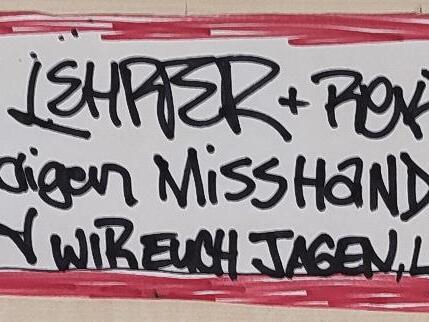 Mit Plakaten wie diesem drohte der Mann dem Rektor und den Lehrern. Mit Plakaten wie diesem drohte der Mann dem Rektor und den Lehrern.