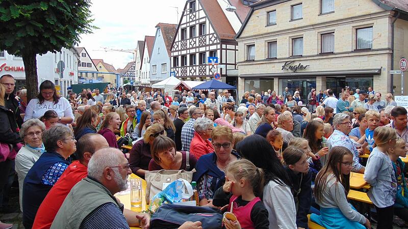 Auf dem Inneren Markt in Neunkirchen ist viel geboten.Forchheim & Fränkische Schweiz Auf dem Inneren Markt in Neunkirchen ist viel geboten.Forchheim & Fränkische Schweiz