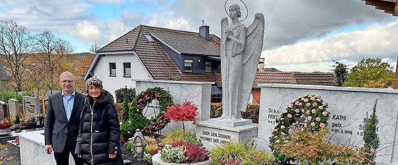Christine Frieß und Otmar Fugmann legten einen Kranz an Friedrich Baurs Grab nieder.