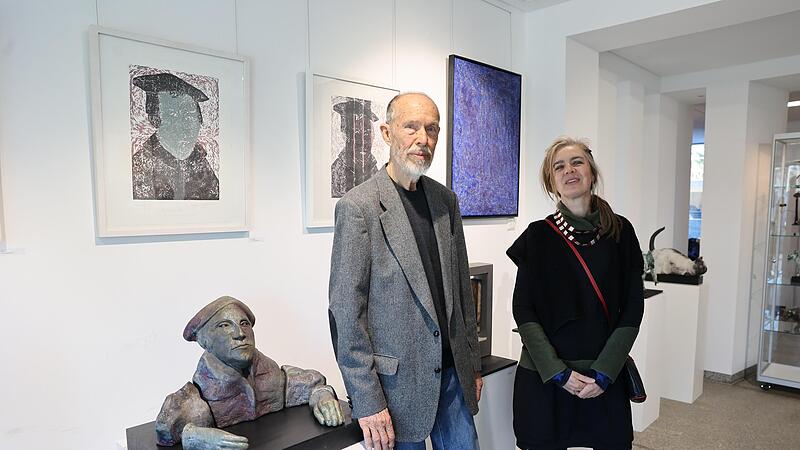 Die B&uuml;ste von Martin Luther von Claus Tittmann (hier mit Tochter Julia) zog bei der Vernissage die Blicke auf sich.