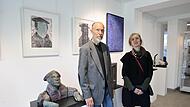 Die B&uuml;ste von Martin Luther von Claus Tittmann (hier mit Tochter Julia) zog bei der Vernissage die Blicke auf sich.
