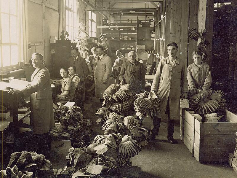 Die Schuhfabrik Wessels-Berneis 1925 mit Beschäftigten in der Versandabteilung für Hausschuhe.Forchheim & Fränkische Schweiz Die Schuhfabrik Wessels-Berneis 1925 mit Beschäftigten in der Versandabteilung für Hausschuhe.