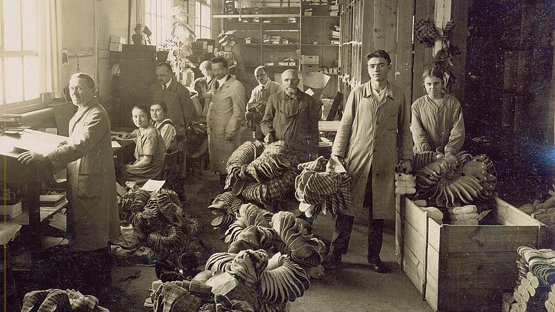 Die Schuhfabrik Wessels-Berneis 1925 mit Beschäftigten in der Versandabteilung für Hausschuhe.