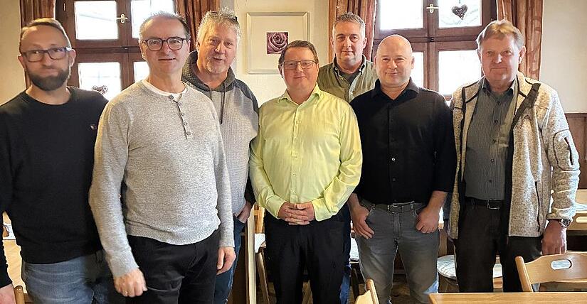 Die alte und neue Vorstandschaft des Gesangvereins Waldeslust Schl&uuml;sselau (v.l.): von rechts nach links: Alfons Schwarzmann, Oliver Bittel, Bernd Dachwald, Christoph V&ouml;lkel, Peter Schick, Heribert Hofmann und Michael Dotterweich.
