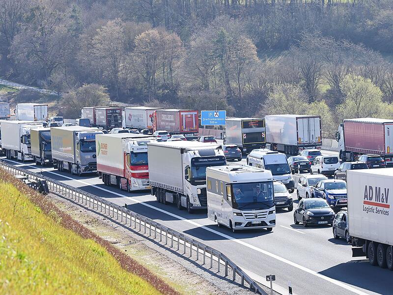 Autokran umgekippt - Autobahnspur gesperrt