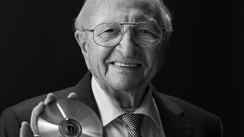 Thomas Fink, Pianist und Jazzlegende aus Niederndorf, präsentiert eine seiner vielen Jazz-CDs.