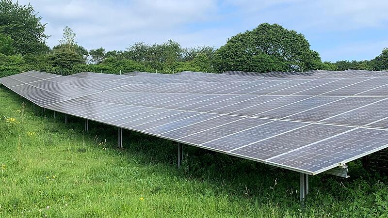 Diese Photovoltaikanlage am H&ouml;rnauweg wird von den M&uuml;nnerst&auml;dter Energiegenossen betrieben. Auch f&uuml;r k&uuml;nftige Anlagen gilt, dass sie in kommunaler Verantwortung und in b&uuml;rgerschaftlicher Hand betrieben werden m&uuml;ssen. Der Stadtrat hat den Kriterien...