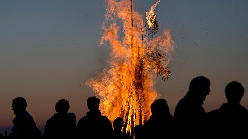Die Landwirte werden am Sonntag Mahnfeuer abbrennen. Die Landwirte werden am Sonntag Mahnfeuer abbrennen.