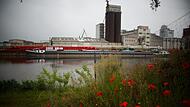 Vom Bamberger Hafen aus hat sich der erste von vier riesigen Transformatoren auf den Landweg zum W&uuml;rgauer Umspannwerk gemacht. Ein 112,5 Meter langes Transportgespann sollte noch am Dienstagabend Stra&szlig;giech erreichen. Von dort aus geht es dann am Mittwoch weiter nach W&uuml;rgau.