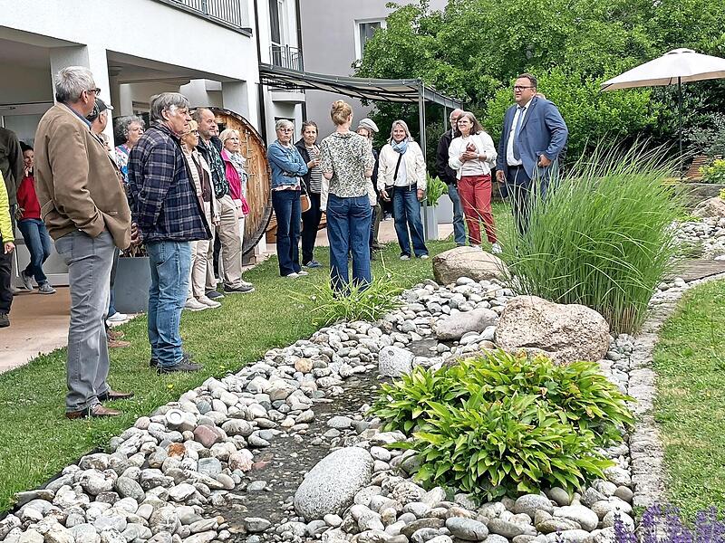 Das Interesse an der Blumenpracht der G&auml;rten und Gartenanlagen war gro&szlig;e und die Besucher gingen auf Entdeckungsreise durch die G&auml;rten.