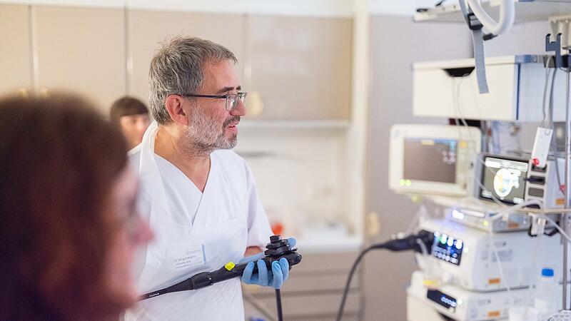 Der leitender Arzt Markus Hirschmann kann in der Endoskopie nun auf modernste Technik und zusätzliche diagnostische Möglichkeiten zurückgreifen. Der leitender Arzt Markus Hirschmann kann in der Endoskopie nun auf modernste Technik und zusätzliche diagnostische Möglichkeiten zurückgreifen.