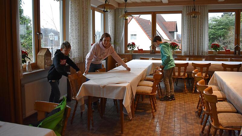 Die Inhaberin Martina Steger deckt mit ihren S&ouml;hnen Luis und Felix Tische f&uuml;r eine Veranstaltung. F&uuml;r solche Anl&auml;sse ist weiterhin ge&ouml;ffnet, doch mit dem Tagesgesch&auml;ft in dem Gasthaus in Hiltpoltstein ist Schluss.Forchheim & Fr&auml;nkische Schweiz