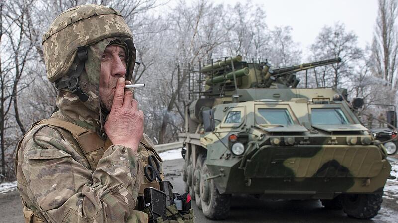 Ein ukrainischer Soldat in der Stadt Charkiw