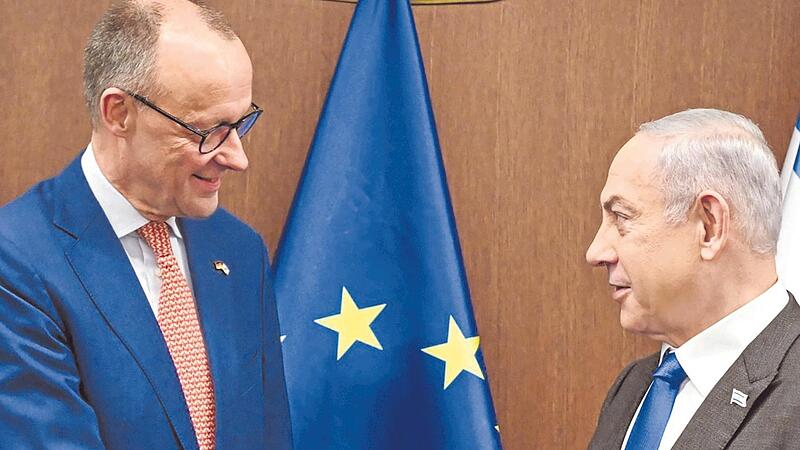 Friedrich Merz wird von Israels Premier Benjamin Netanjahu bei einem Besuch begr&uuml;&szlig;t. K&auml;me Netanjahu nach Deutschland, m&uuml;sste er laut Gesetz festgenommen werden. Merz hat ihn dennoch eingeladen.
